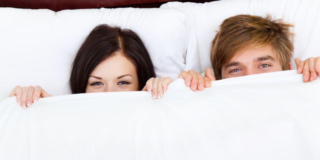 (Foto: mast3r - Fotolia) Bett Kuscheln sex geflüster.jpg